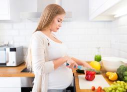 Почему возникает сильный голод при беременности на ранних сроках и методы его удовлетворения без ущерба для фигуры